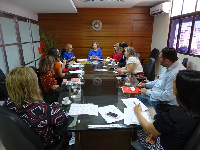 Pessoas reunidas em volta de uma mesa