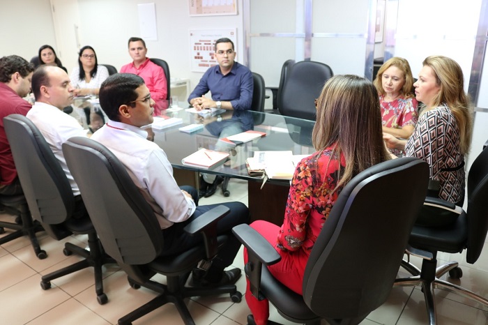 Pessoas reunidas em volta de uma mesa