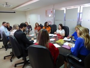 Pessoas reunidas em volta de uma mesa
