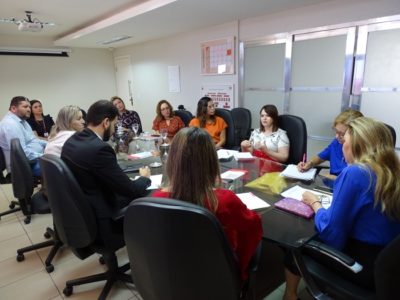 Pessoas reunidas em volta de uma mesa