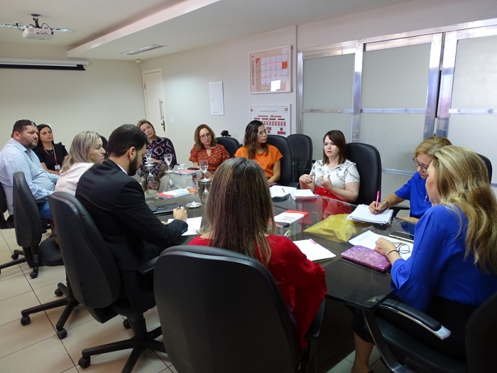 Pessoas reunidas em volta de uma mesa