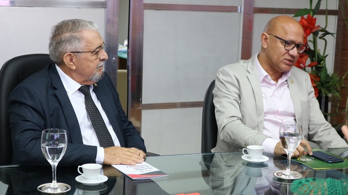 Homens atentos à reunião