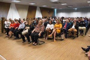 Pessoas reunidas em um auditório