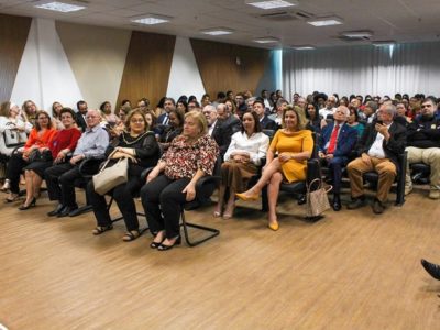 Pessoas reunidas em um auditório