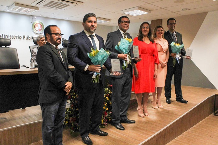 Pessoas recebendo homenagem