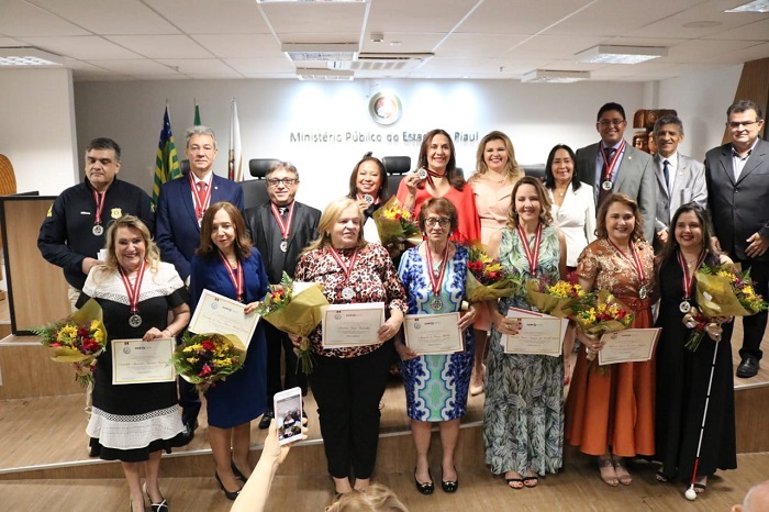 Pessoas recebendo homenagem