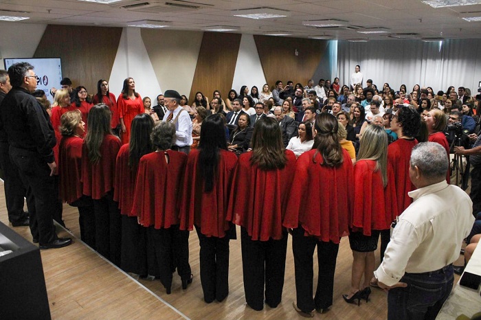 Coral se apresentando para público
