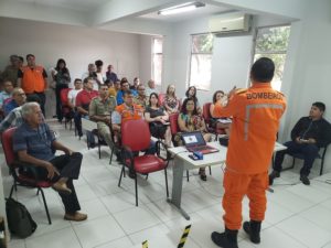 Pessoas sentadas em auditório