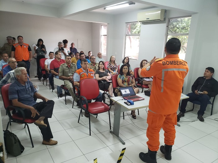 Pessoas sentadas em auditório