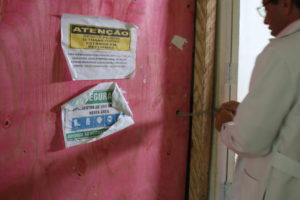 Porta com cartaz com aviso de obras