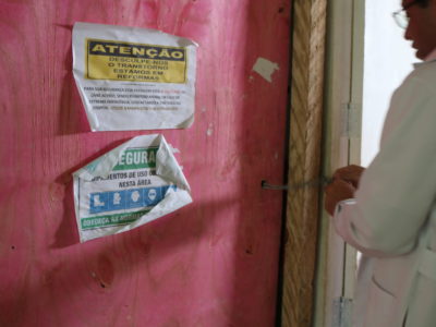Porta com cartaz com aviso de obras