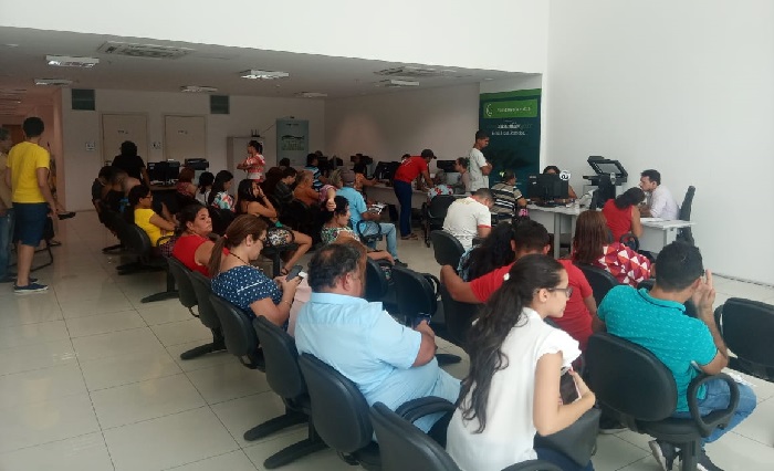 Foto dos consumidores sentados no hall do PROCON 