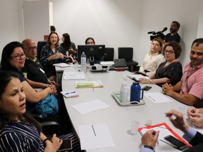 Pessoas reunidas sentadas em torno de uma mesa
