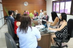 Pessoas sentadas em volta de uma mesa