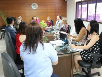 Pessoas sentadas em volta de uma mesa