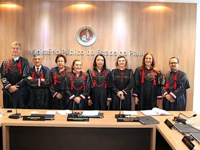 Pessoas de pé sorrindo