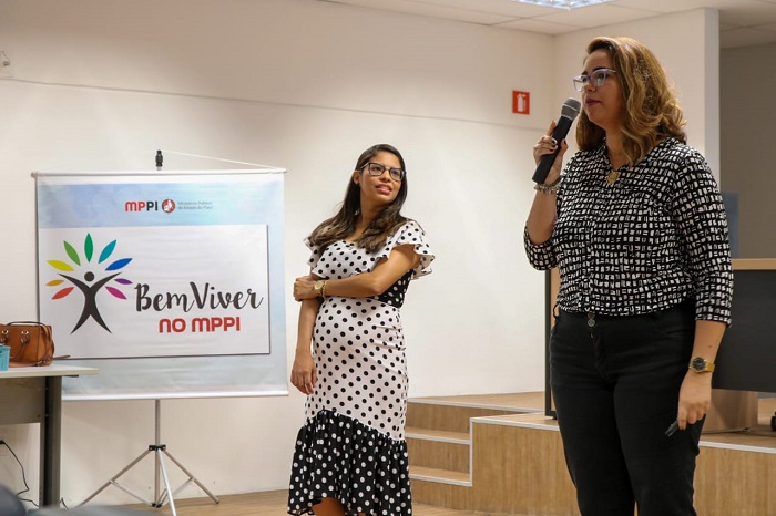 Pessoas de pé 