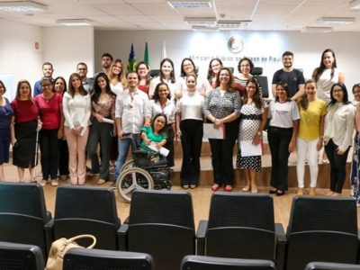 Pessoas de pé sorrindo