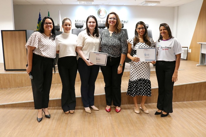 Pessoas de pé sorrindo 
