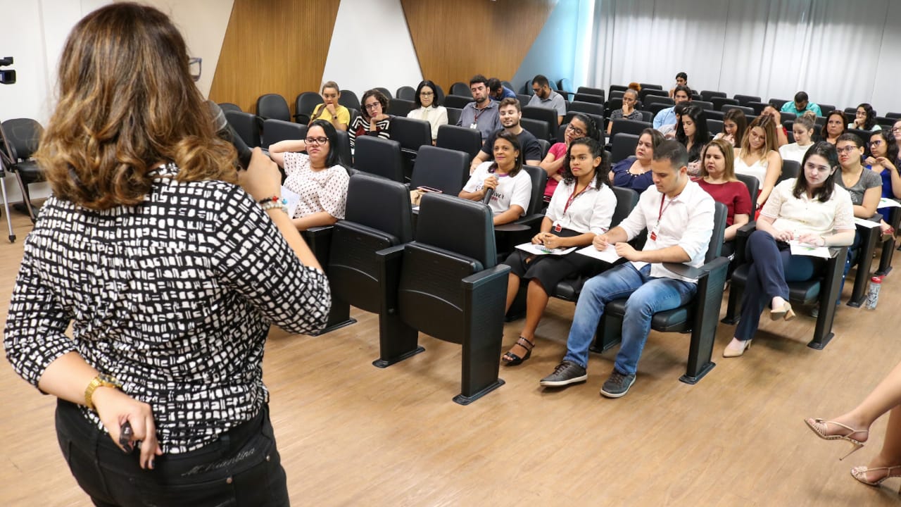 Pessoas sentadas em auditório 