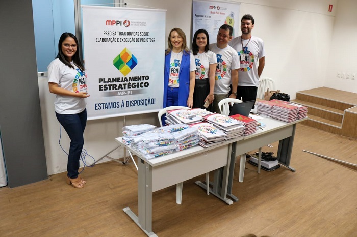 Pessoas de pé sorrindo 