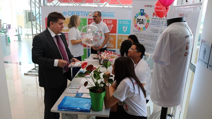 Pessoas  visitando o stand do projeto