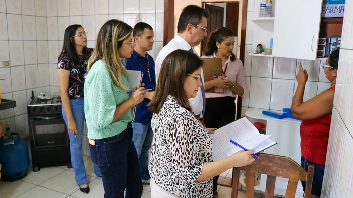 Pessoas de pé conversando 