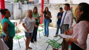 Pessoas de pé conversando