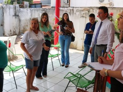 Pessoas de pé conversando