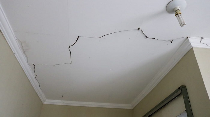 FOto de um teto com gesso quebrado 