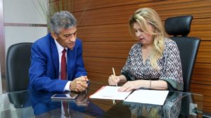 Pessoas escrevendo em um documento