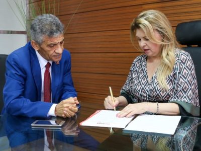 Pessoas escrevendo em um documento