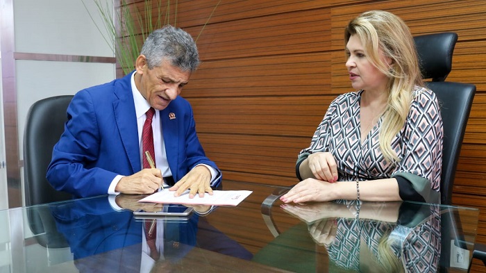 Pessoas escrevendo em um documento 