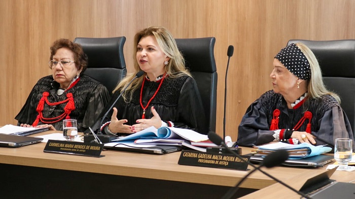 Pessoas sentadas 