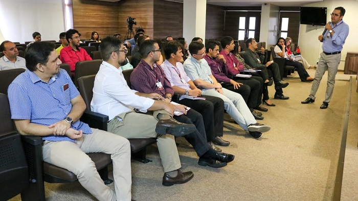 Pessoas sentadas em auditório 