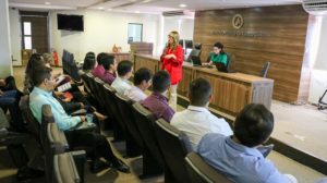 Pessoas sentadas em auditório