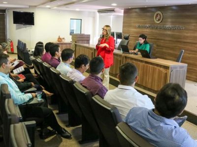 Pessoas sentadas em auditório