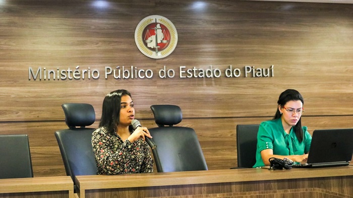 Pessoas sentadas em auditório 