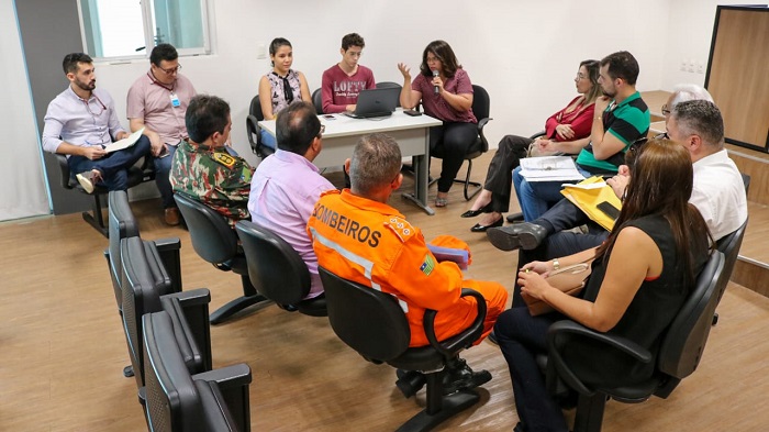 Pessoas sentadas em forma de roda 