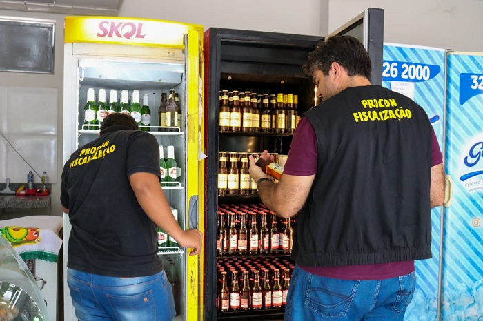 Pessoas de pé 