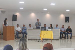 Pessoas sentadas atrás de uma bancada