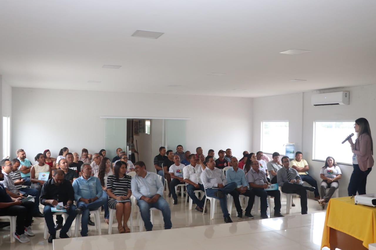 Pessoas sentadas em auditório 