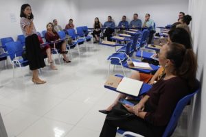 Mulher falando para público