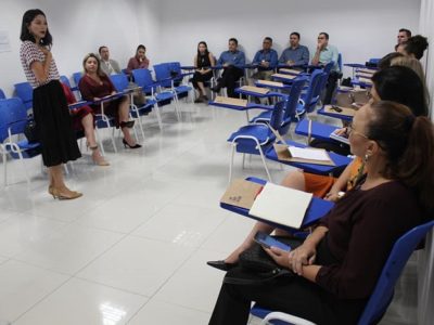 Mulher falando para público