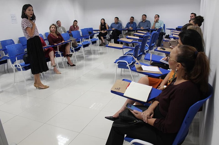 Mulher falando para público