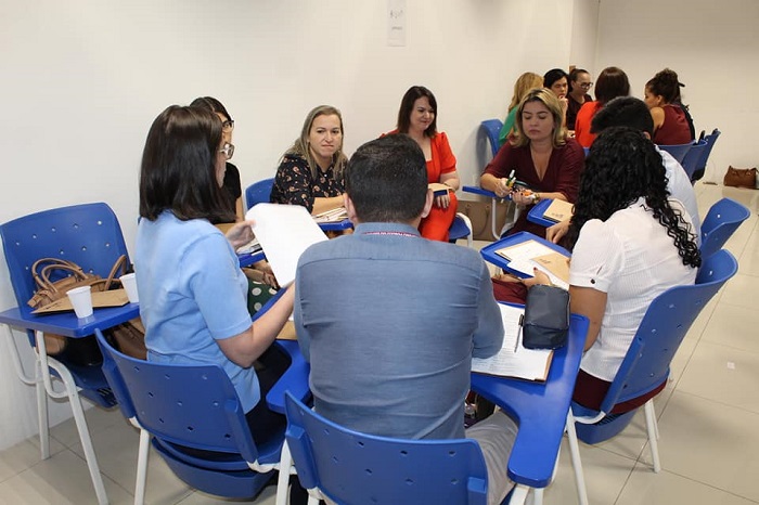 pessoas reunidas durante curso
