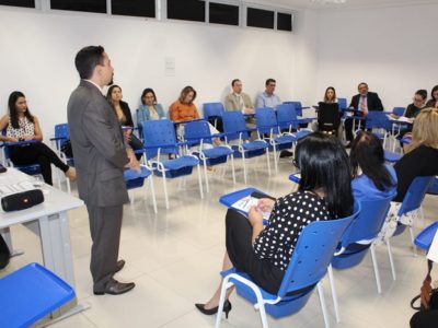 Pessoas reunidas em círculo escutando homem falando
