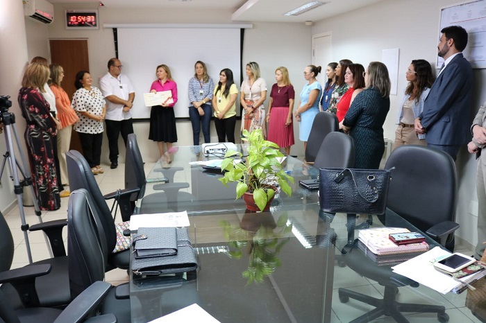 Pessoas reunidas durante entrega simbólica de cheque 