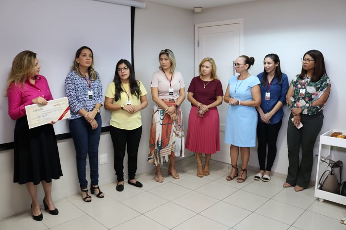 Pessoas reunidas durante entrega simbólica de cheque 