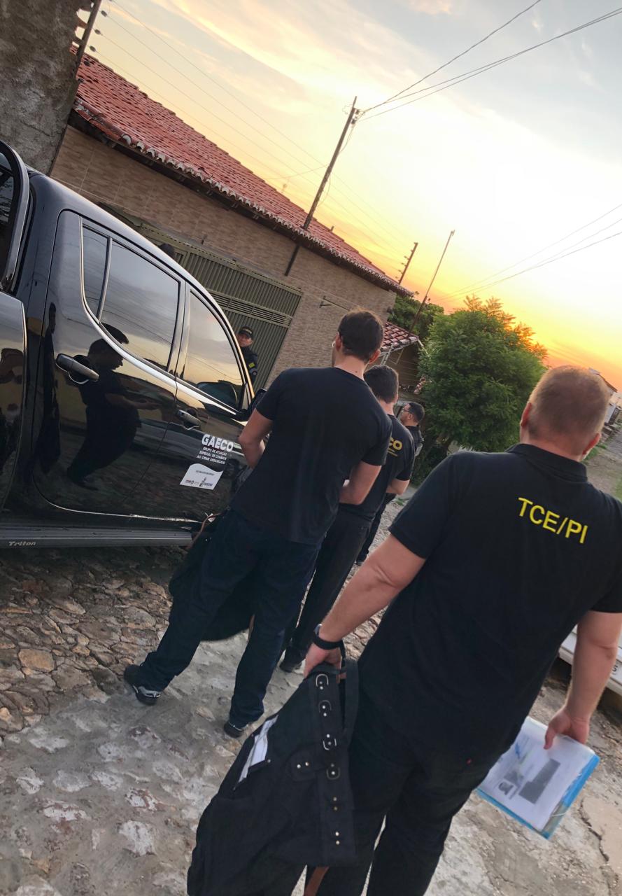 Agentes do GAECO, Polícia Civil e TCE em operação 